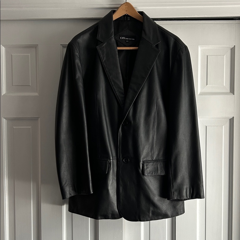 City Jones NY Black, 2 button Leather Jacket tailored pockets & vent. Men’s 40S